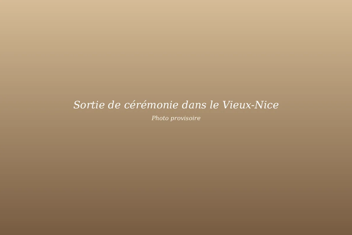 Sortie de cérémonie dans une ruelle du Vieux-Nice